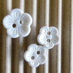 boutons-fleur-blanche-36bobines-nacré